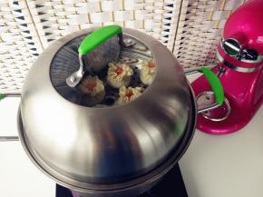 将包好的烧麦放入笼屉中，冷水入锅，水沸后大火蒸15-20分钟左右即可