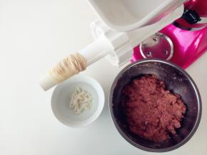 在蒸烧麦的同时，灌香肠。在厨师机的研磨绞肉器上直接组装好灌香肠配件，将用盐水泡好的湿润的猪肠衣，全部套在灌肠接口上