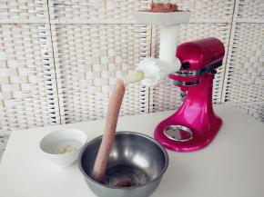 将拌好的香肠馅装入绞肉器中，用手抵住出口，待肉馅出现在肠衣底端，将肠衣打结，以低速开始灌香肠，用手稍往后推肠衣，以保证肉馅的紧凑