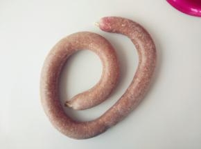 灌好后，稍留一段空肠衣再剪断