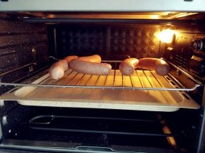 剪开后，放入预热好的烤箱中层，上下火150度，开热风烘烤20分钟左右