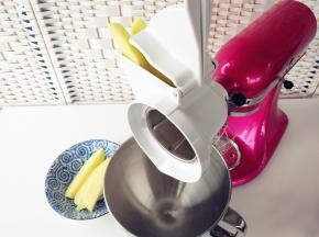 在烤香肠和蒸烧麦的同时，将洗净去皮的切成长条状的土豆和胡萝卜依次放入KitchenAid切丝配件中