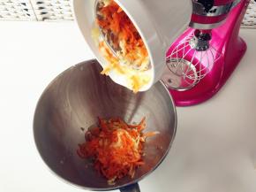 切成细丝后加盐、花椒粉和少许面粉拌匀