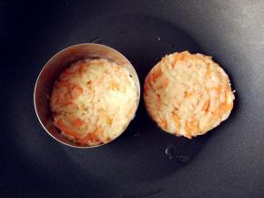 在预热好的不粘锅中，放入圆形不锈钢模具内，小火两面烙熟即可