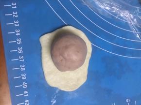 白色面团擀平，放红色面团包好