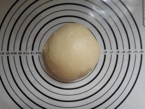 所有的材料混合之后揉成光滑的面团。