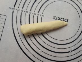 把每份分成长条，另外一边稍微搓细，就是成滴水的形状。然后擀薄从大往小的地方卷起来。