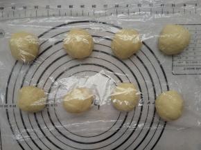 然后排气分成8个剂子。一个剂子是50g。盖上保鲜膜醒发15分钟。