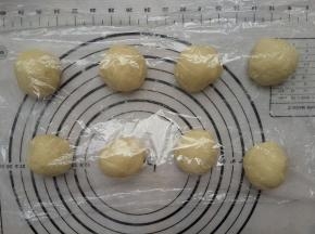 然后排气分成8个剂子。一个剂子是50g。盖上保鲜膜醒发15分钟。