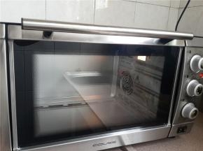 烤箱预热上下火180°5分钟。