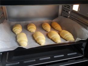 送入烤箱上火180°。下火160°，开启旋风模式。烤15分钟。上色后上火调140g，下火120°。