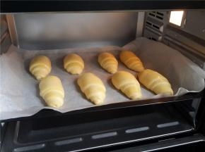 送入烤箱上火180°。下火160°，开启旋风模式。烤15分钟。上色后上火调140g，下火120°。