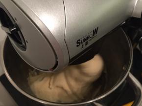 将面包的所有材料（除黄油）放入厨师机桶内，按1档后拌匀，厨师机自动转为2档