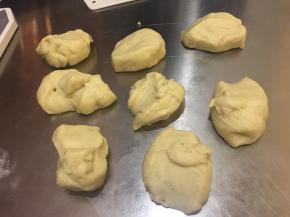 将面团取出轻压排气，平均分割成8份