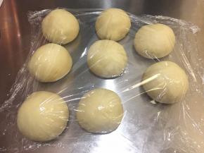 整圆盖上保鲜膜醒面15分钟