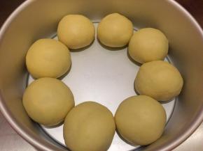 将面团再次搓圆，放入8寸圆形蛋糕模内