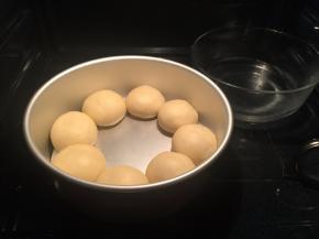 放入烤箱，天气热，只需放一碗温水保持湿度（勤换温水），关上炉门进行二发（天气冷烤箱38度发酵）