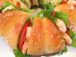 将准备好的配料放在汉堡夹层摆放好