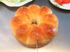 将汉堡胚用面包刀如图一样切好