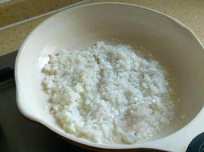2.锅中倒入油，加热，放入蒜和洋葱碎炒香。