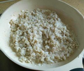 3.倒入鸡肉炒散，再炒至鸡肉变成白色。