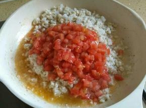4.倒入番茄丁，继续翻炒。