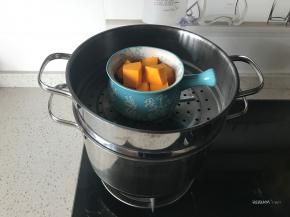 南瓜去皮去籽后切成小块，上蒸锅蒸熟。