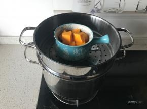 南瓜去皮去籽后切成小块，上蒸锅蒸熟。