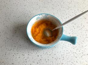 蒸熟后用勺子压成泥，冷却等用。