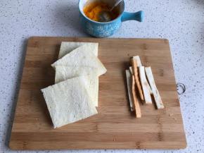 取4片吐司片，切去边边。