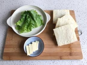 生菜洗净拭干，黄油切块软化。