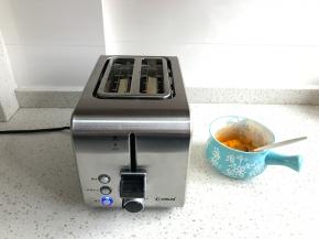 面包片放入东菱多士炉，调1档，