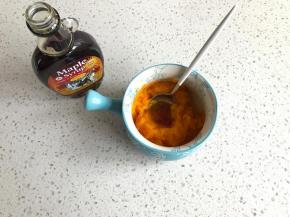 冷却的南瓜泥中倒入枫糖浆。