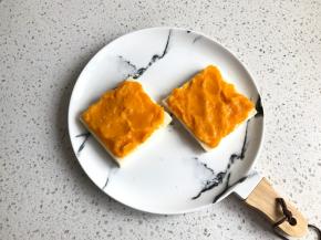 在2片面包片上涂上南瓜酱。