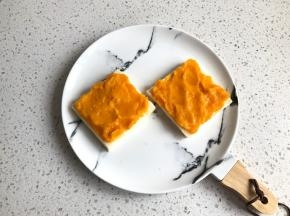 在2片面包片上涂上南瓜酱。