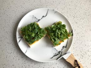 再铺上切碎了的生菜。