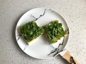再铺上切碎了的生菜。