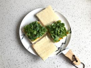 另2片抹上软化的黄油。