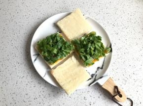 另2片抹上软化的黄油。
