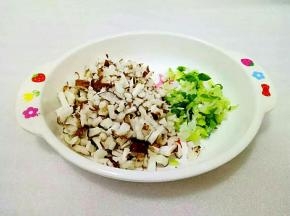 香菇洗干净，切碎，小葱切碎