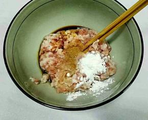 肉馅中加入料酒，盐。生抽，五香粉，淀粉，蛋清向着一个方向搅打上劲