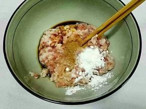 肉馅中加入料酒，盐。生抽，五香粉，淀粉，蛋清向着一个方向搅打上劲