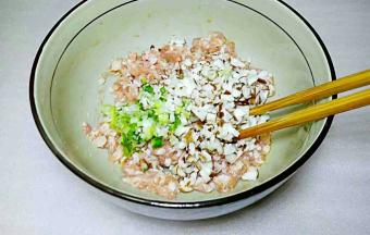 加入小葱和香菇继续向着同一个方向搅打