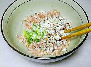 加入小葱和香菇继续向着同一个方向搅打