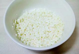 糯米提前浸泡2～3个小时备用