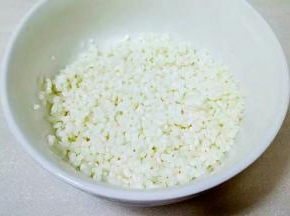 糯米提前浸泡2～3个小时备用