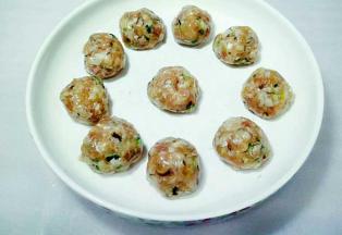 搅拌好的肉馅团成肉圆，依次做好