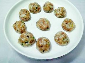 搅拌好的肉馅团成肉圆，依次做好