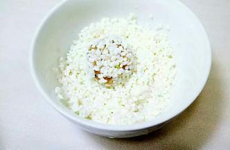 放在糯米上滚一圈，使肉丸子外面均匀的裹上糯米