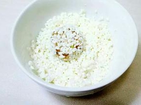 放在糯米上滚一圈，使肉丸子外面均匀的裹上糯米